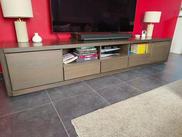 Set: TV-meubel + Dressoir + Tafel + Stoelen (in prima staat) disponible aux enchères