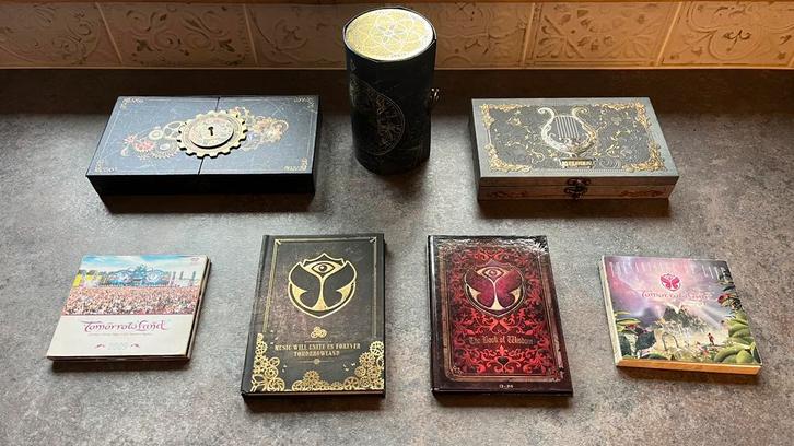 Coffrets et CD Tomorrowland, CD & DVD, CD | Dance & House, Comme neuf, Techno ou Trance, Coffret, Enlèvement ou Envoi