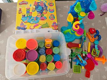 Boetseerklei en cupcakemaker beschikbaar voor biedingen