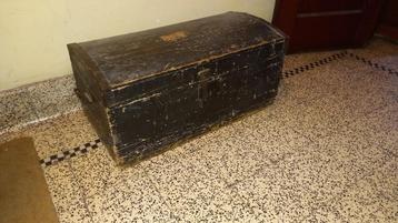 oude grote houten kist in piratenstijl beschikbaar voor biedingen