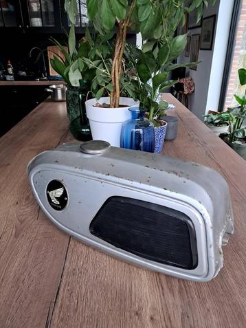 Honda ss125 benzinetank beschikbaar voor biedingen
