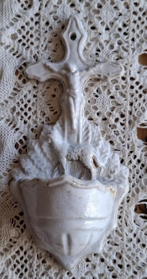 Antieke porseleinen wijwaterbakje met lam en Jesus aan kruis, Antiek en Kunst, Antiek | Religieuze voorwerpen, Ophalen of Verzenden