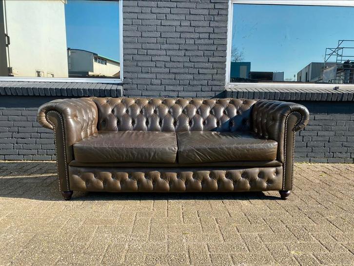 Chesterfield zetel olijf groen GRATIS GELEVERD, Huis en Inrichting, Zetels | Voetbanken en poefs, Leer, Ophalen of Verzenden