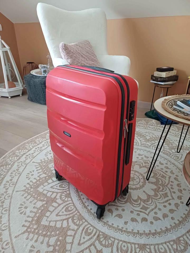 Valise american tourister rigide haute qualité taille M 66cm, Bijoux, Sacs & Beauté, Valises, Comme neuf, Clé, Poignée extensible