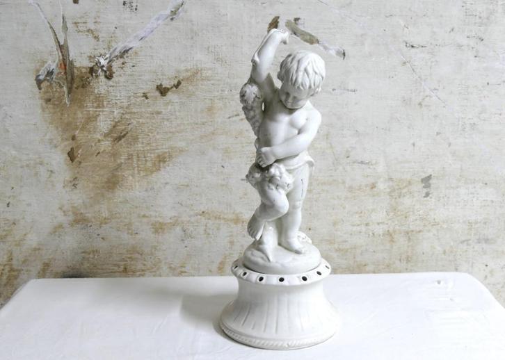 Pique fleur met beeldje van kleine Bachus, Antiek en Kunst, Antiek | Keramiek en Aardewerk, Ophalen of Verzenden