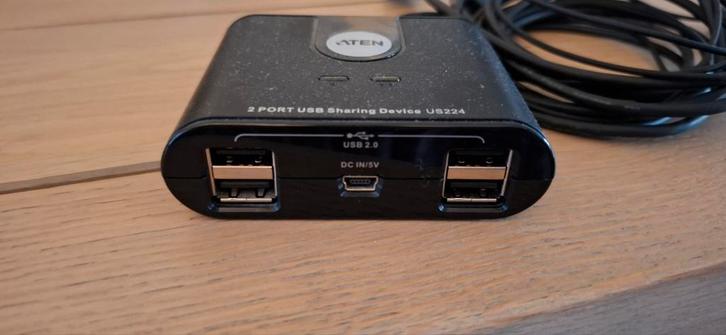 Commutateur USB 2.0 avec sélecteur, Informatique & Logiciels, Ordinateurs & Logiciels Autre, Comme neuf, Enlèvement