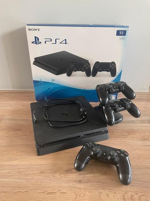 PlayStation 4 met 3 controllers en een oplaadstation, Games en Spelcomputers, Spelcomputers | Sony PlayStation 4, Gebruikt, Original