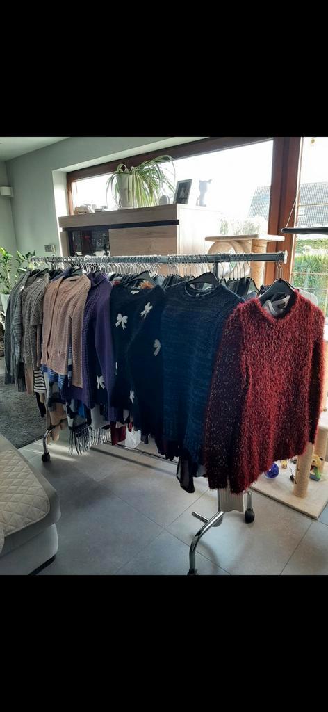 200 truien dames . 4€/stuk of 200€/100 stuks, Kleding | Dames, Dames-kledingpakketten, Zo goed als nieuw, Ophalen of Verzenden