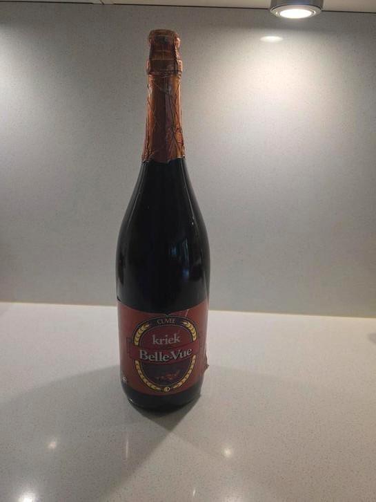 Ongeopende 3 ltr fles KRIEK BELLVUE jaren 90, Verzamelen, Biermerken, Zo goed als nieuw, Ophalen of Verzenden