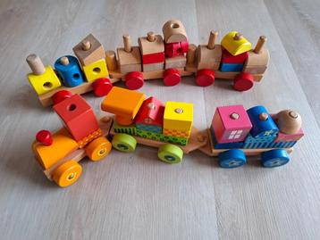 2 houten treintjes met blokken beschikbaar voor biedingen
