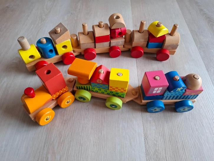 2 houten treintjes met blokken, Kinderen en Baby's, Speelgoed | Houten speelgoed, Gebruikt, Duw- of Trekspeelgoed, Ophalen
