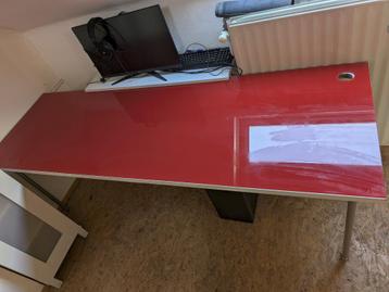 Bureau glas rood beschikbaar voor biedingen
