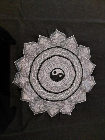 Zwarte T shirt Nepal met yin yang mandala geborduurd
