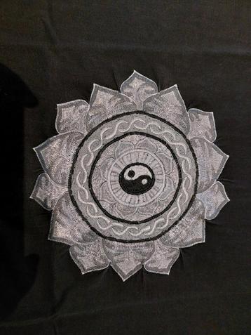 T-shirt Nepal noir avec mandala yin yang brodé, Enlèvement ou Envoi, Porté