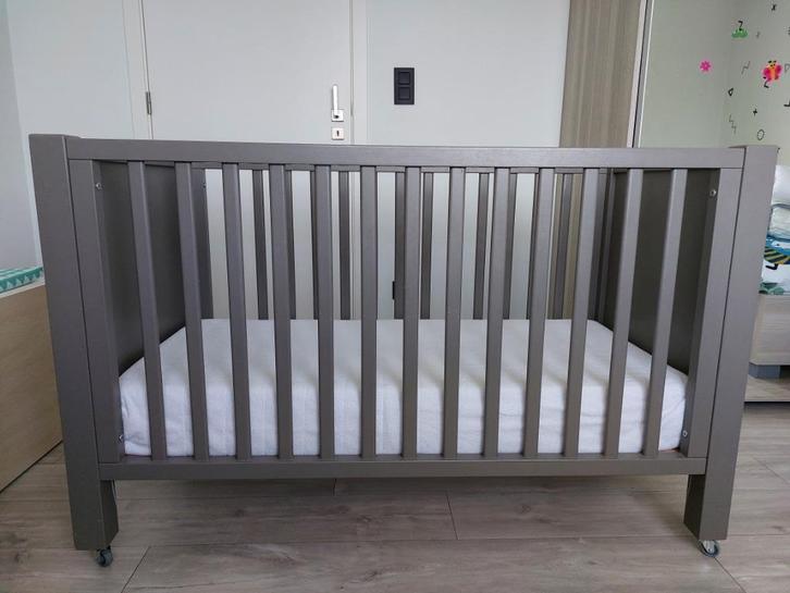 Babybed op wieltjes met matras en beddengoedset, Kinderen en Baby's, Kinderkamer | Bedden, Gebruikt, Minder dan 140 cm, Minder dan 70 cm