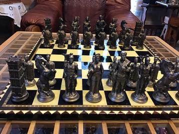 Magnifiek schaakspel klasse bord en zware metalen stukken beschikbaar voor biedingen