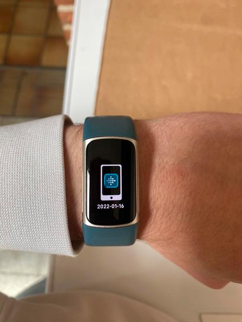 Fitbit charge 5 fitness smartwatch - blauw, Handtassen en Accessoires, Smartwatches, Gebruikt, Android, Blauw, Afstand, Conditie
