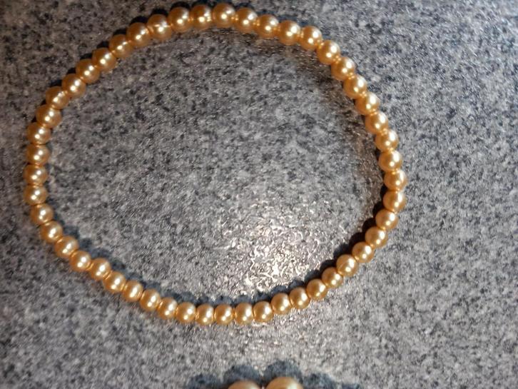 Bracelet, Bijoux, Sacs & Beauté, Bracelets, Comme neuf, Élastique, Beige, Avec bracelets à breloques ou perles, Enlèvement ou Envoi