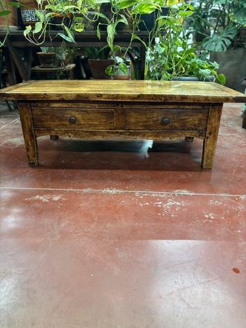 Oude stevige salontafel beschikbaar voor biedingen