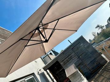 Goedz staat taupe zweefparasol met parasoltegels Leen Bakker beschikbaar voor biedingen