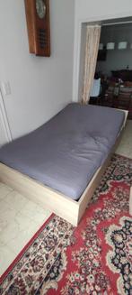 Bed twijfelaar met lattenbodem en matras en nachtkastje, Huis en Inrichting, Ophalen, Zo goed als nieuw, Twijfelaar