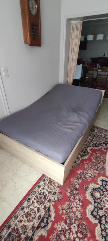 Bed twijfelaar met lattenbodem en matras en nachtkastje, Huis en Inrichting, Slaapkamer | Complete slaapkamers, Zo goed als nieuw