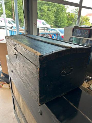 Grote zwarte kist beschikbaar voor biedingen