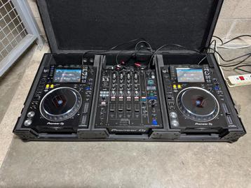Pioneer CDJ-2000 Nexus 2 + DJM-900 Nexus 2 + flightcase beschikbaar voor biedingen