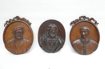 Drie neogotieke eiken bas-reliëfs "Christus en twee heiligen beschikbaar voor biedingen