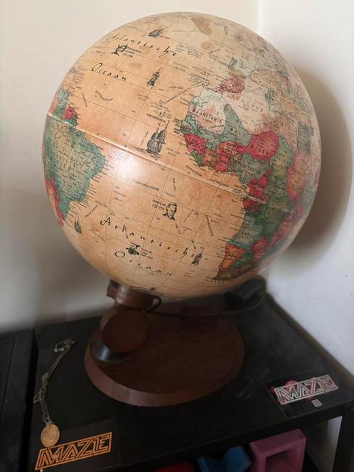 Vintage Wereld Bol (maakt licht) Te Koop (oud jaarperk), Huis en Inrichting, Woonaccessoires | Wereldbollen, Zo goed als nieuw