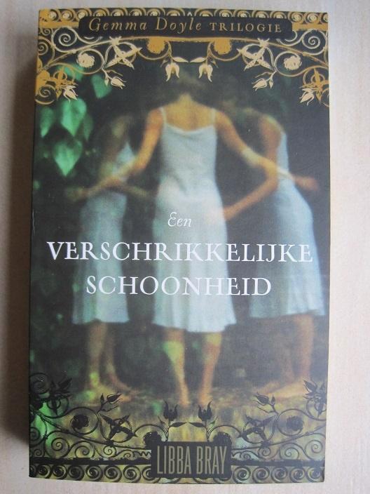 005 - Een verschrikkelijke schoonheid - Libba Bray, Livres, Fantastique, Comme neuf, Envoi