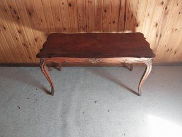 Houten tafel beschikbaar voor biedingen