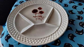 Des petites portions dans des assiettes à compartiments... beschikbaar voor biedingen