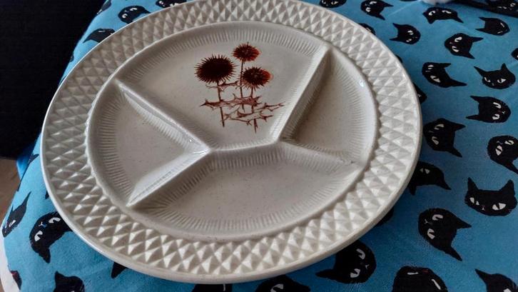 Des petites portions dans des assiettes à compartiments..., Antiek en Kunst, Antiek | Servies los, Ophalen of Verzenden