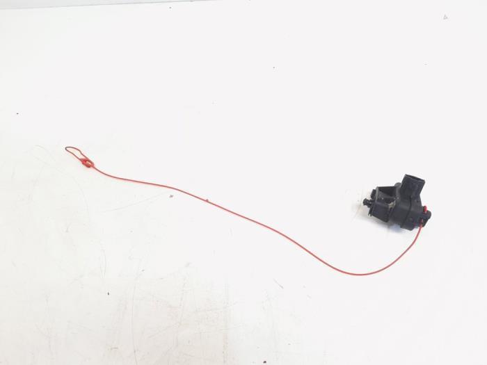 Moteur de verrouillage clapet réservoir d'un Audi A5, Autos : Pièces & Accessoires, Autres pièces automobiles, Audi, Utilisé, 3 mois de garantie