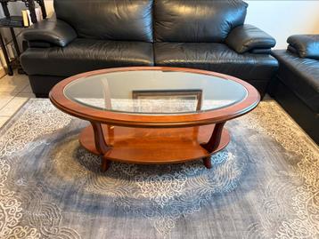Tafel van hout en glas beschikbaar voor biedingen