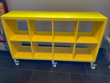 Gele IKEA Kallax (Expedit) kast op wieltjes - 8 vakken beschikbaar voor biedingen