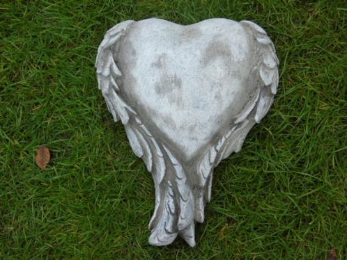 Standbeeld van een stenen hart met vleugels, Tuin en Terras, Tuinbeelden, Nieuw, Overige typen, Steen, Ophalen of Verzenden