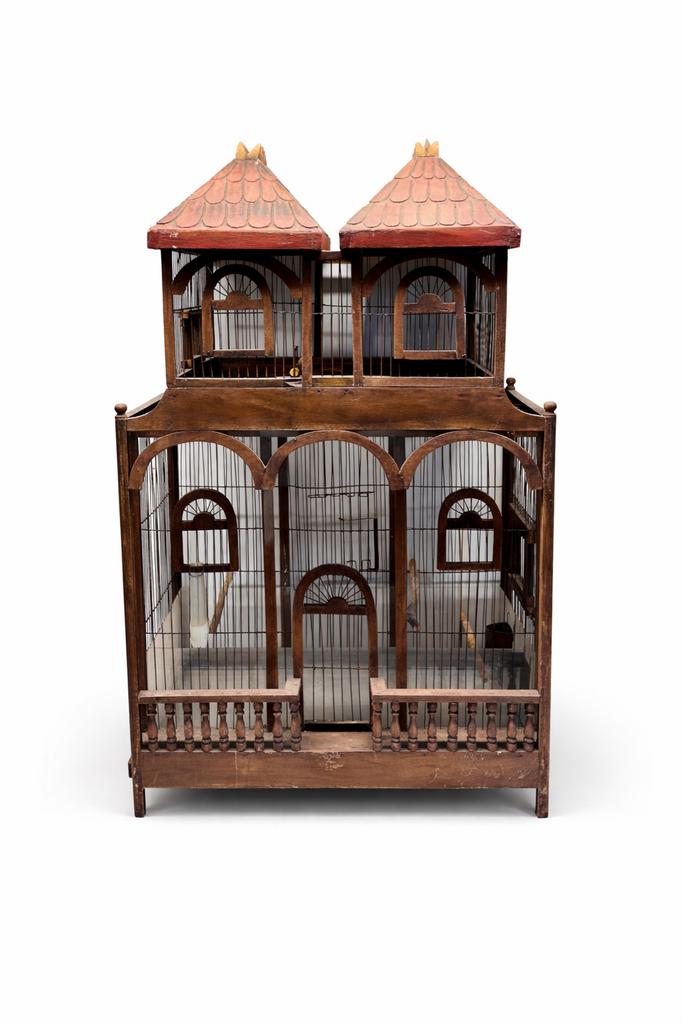 Het betreft een meerlagige vogelkooi van massief hout., Antiquités & Art, Antiquités | Autres Antiquités, Enlèvement