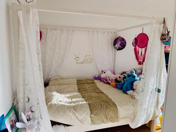 Wit hemelbed met gordijnen + boxspring (1m40), Kinderen en Baby's, Kinderkamer | Bedden, Zo goed als nieuw, 180 cm of meer, 100 cm of meer