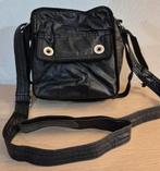 Zwarte handtas met draagriem, Ophalen