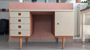 Uniek gerestaureerd vintage bureau beschikbaar voor biedingen