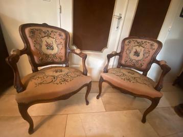 Fauteuils handgeborduurd beschikbaar voor biedingen