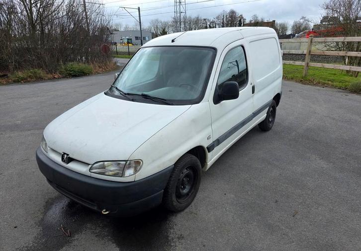 Peugeot partner lichtevracht, Auto's, Peugeot, Particulier, Partner, Diesel, Euro 3, 4 deurs, Handgeschakeld, Wit, Zwart, Stof