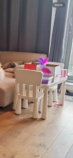 Witte tafel en 2 stoelen ikea, Kinderen en Baby's, Speelgoed | Speeltafels, Ophalen, Zo goed als nieuw