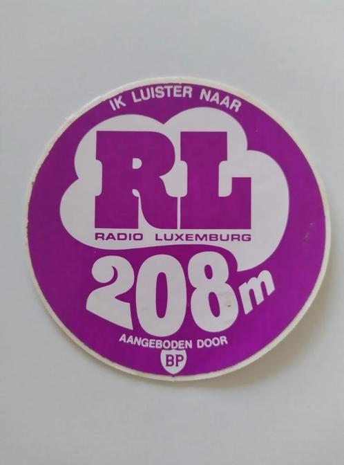 Vintage Sticker - Ik Luister naar Radio Luxemburg - Paars, Verzamelen, Stickers, Zo goed als nieuw, Film, Tv of Omroep, Ophalen of Verzenden