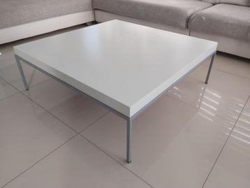 Table basse carrée beschikbaar voor biedingen