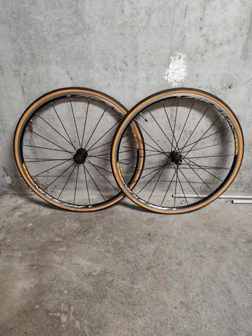 Mavic Aksium Race velgenset rimbrake + Schwalbe Lugano 2  beschikbaar voor biedingen