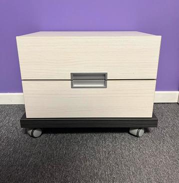 Nachtkastje op wielen beschikbaar voor biedingen