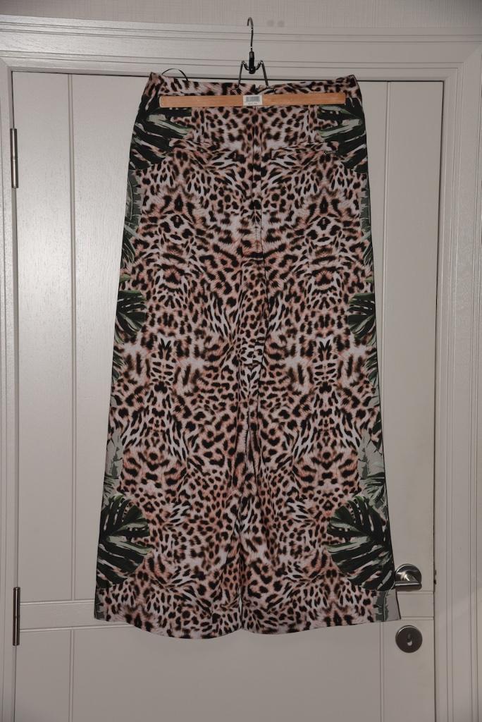 Prachtige damesbroek GUESS, wijd model, maat 40. NIEUW !!, Kleding | Dames, Broeken en Pantalons, Nieuw, Maat 38/40 (M), Lang
